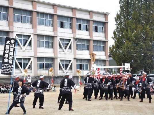 中山道鵜沼宿木遣保存会が鵜一小で披露