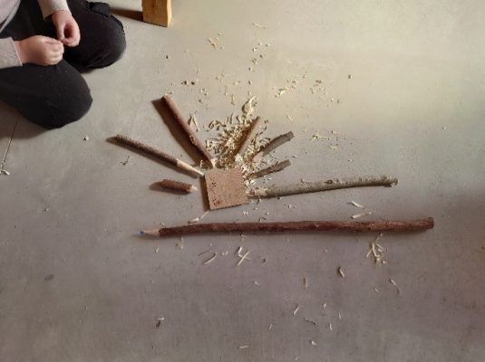 子どもたちが生木で色鉛筆作り