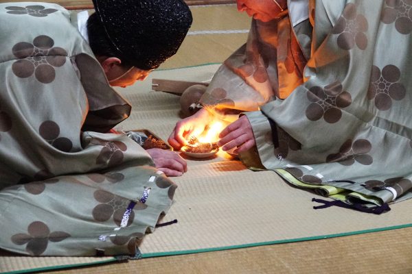 初回に種火着き 参拝者ら歓声！！ 長良天神神社で左義長
