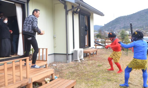 福を呼び込め節分 『アイドルに豆をまかれて鬼も嬉しそう』