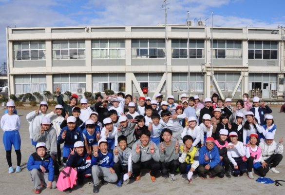 ようこそ先輩‼　那加二小６年生が卒業生と交流　甲子園出場右腕とキャッチボールも