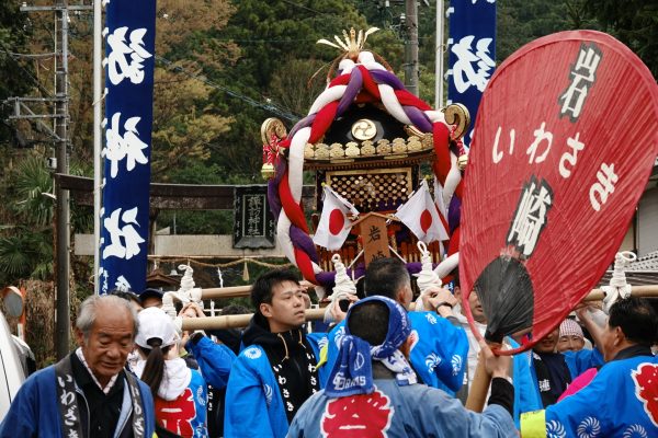 地域に元気な声響く！！　岐阜・岩崎みこし祭り