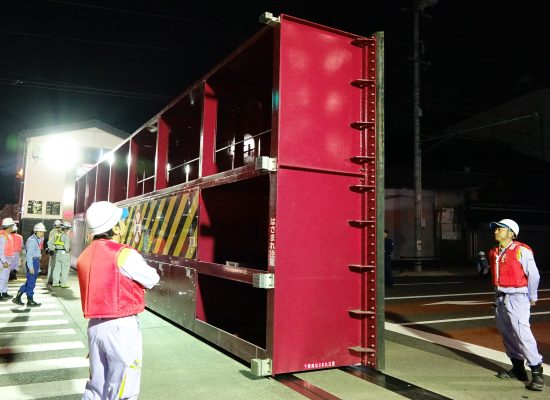 洪水の市街地流入を防げ!!　     岐阜・長良橋で陸閘訓練