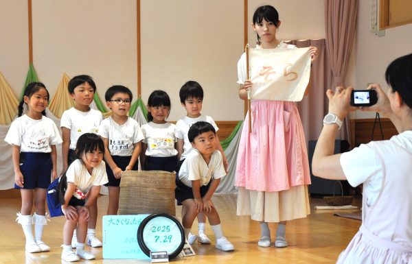 「２０歳になったら会おうね」年長さんタイムカプセルに宝物入れる　かかみがはら幼稚園