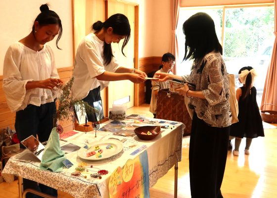 卒園児が店長さんに　宝物掘り出し市　かかみがはら幼稚園