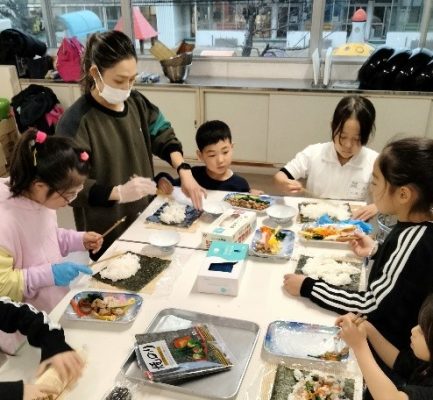 小学生が企画「恵方巻」にぎわう